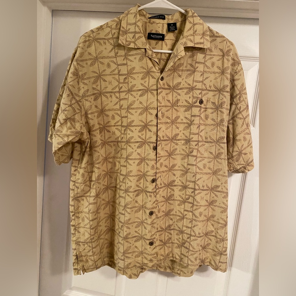Medium Short Sleeve Casual Button-Up Van Heusen